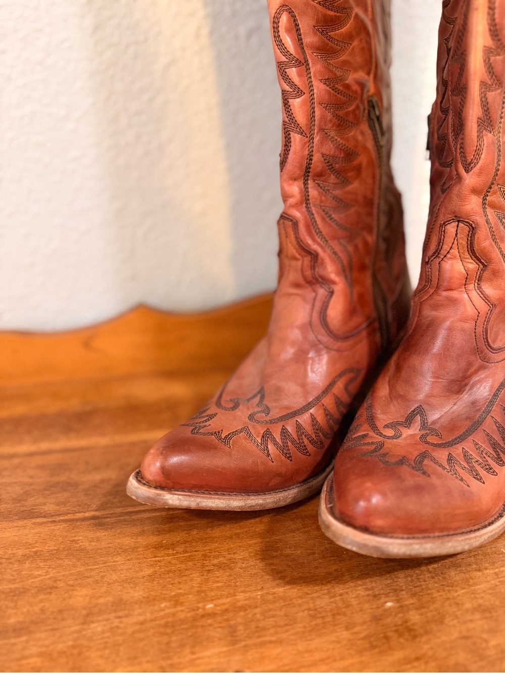 Classic Women's Brown Leather Knee-High Heeled Boots - Picture 2 of 4